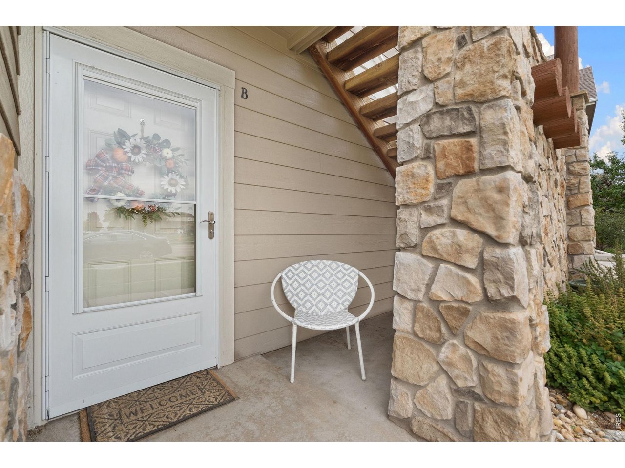 Cute main-level condo with an inviting front entry!