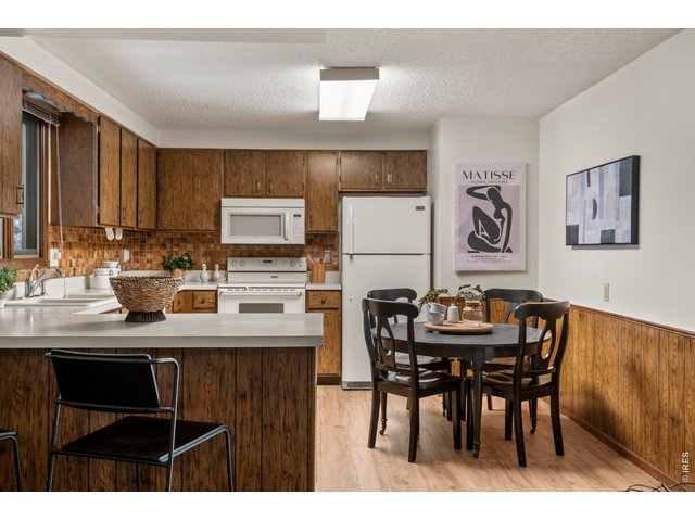 Property Photo 10 breakfast bar