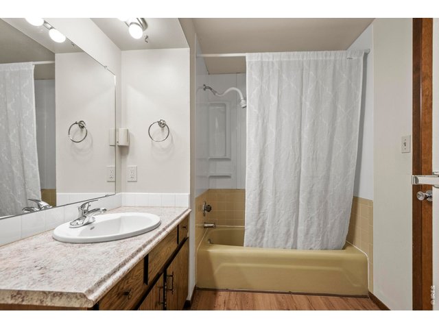 Property Photo 23 Full Bathroom