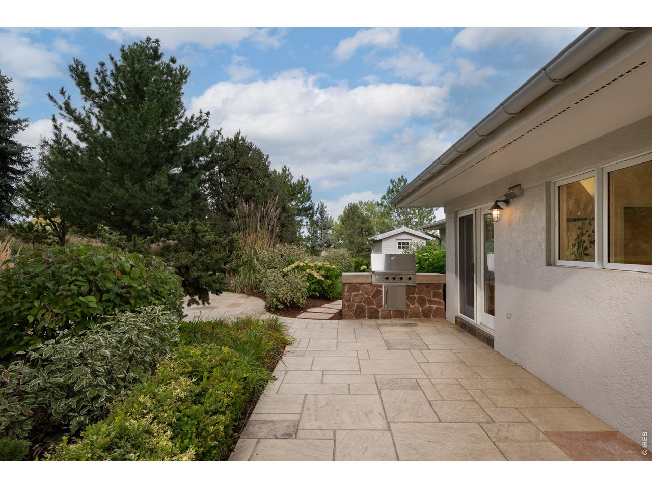 Entertain with al fresco dining and gas grill.