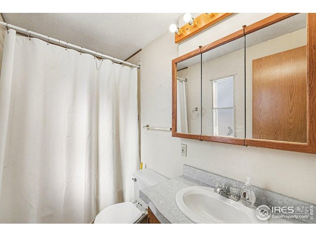 Property Photo 11 Second full bathroom