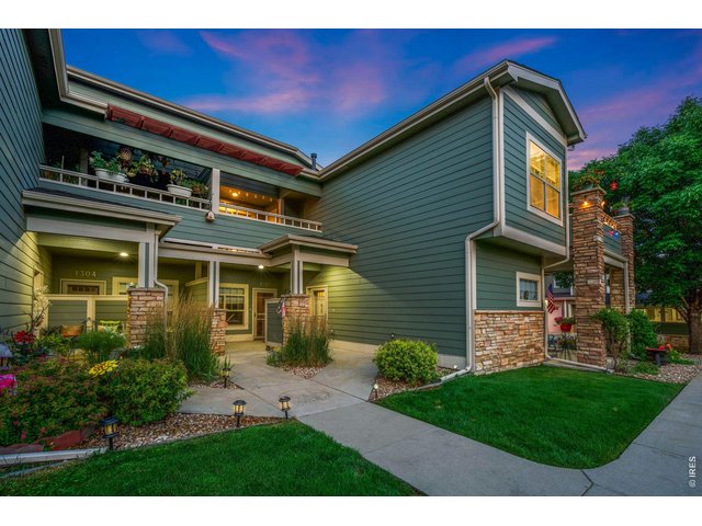 Property Photo 1 Unit that abuts open space. Comfortable, convenient living in a desirable community.