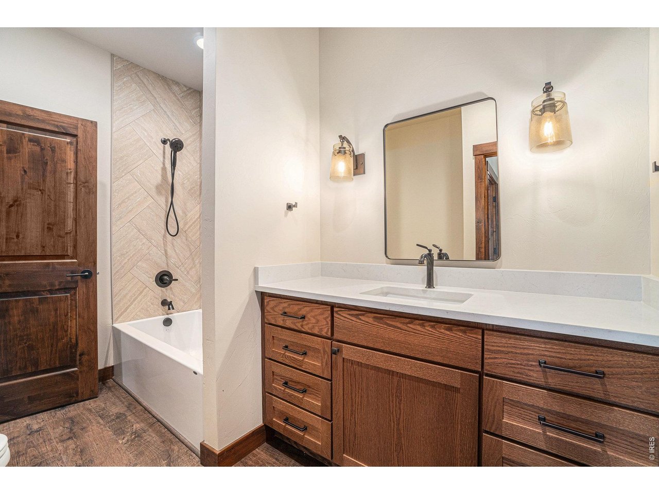 Full guest bathroom with tasteful finishes