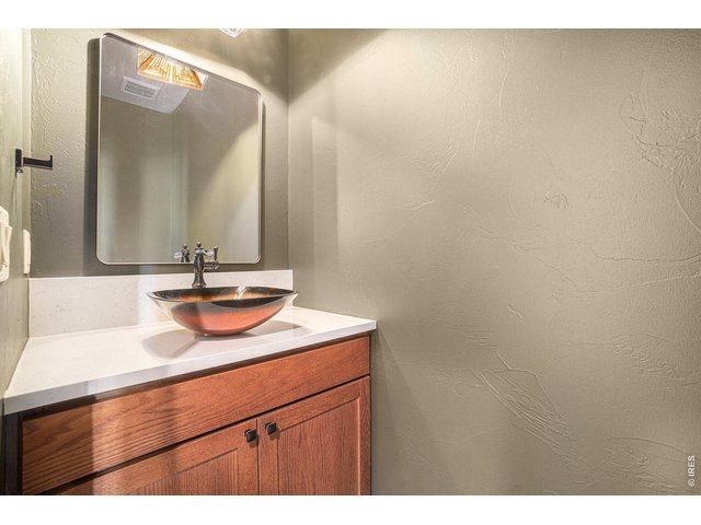 Property Photo 11 Conveniently located half bathroom 