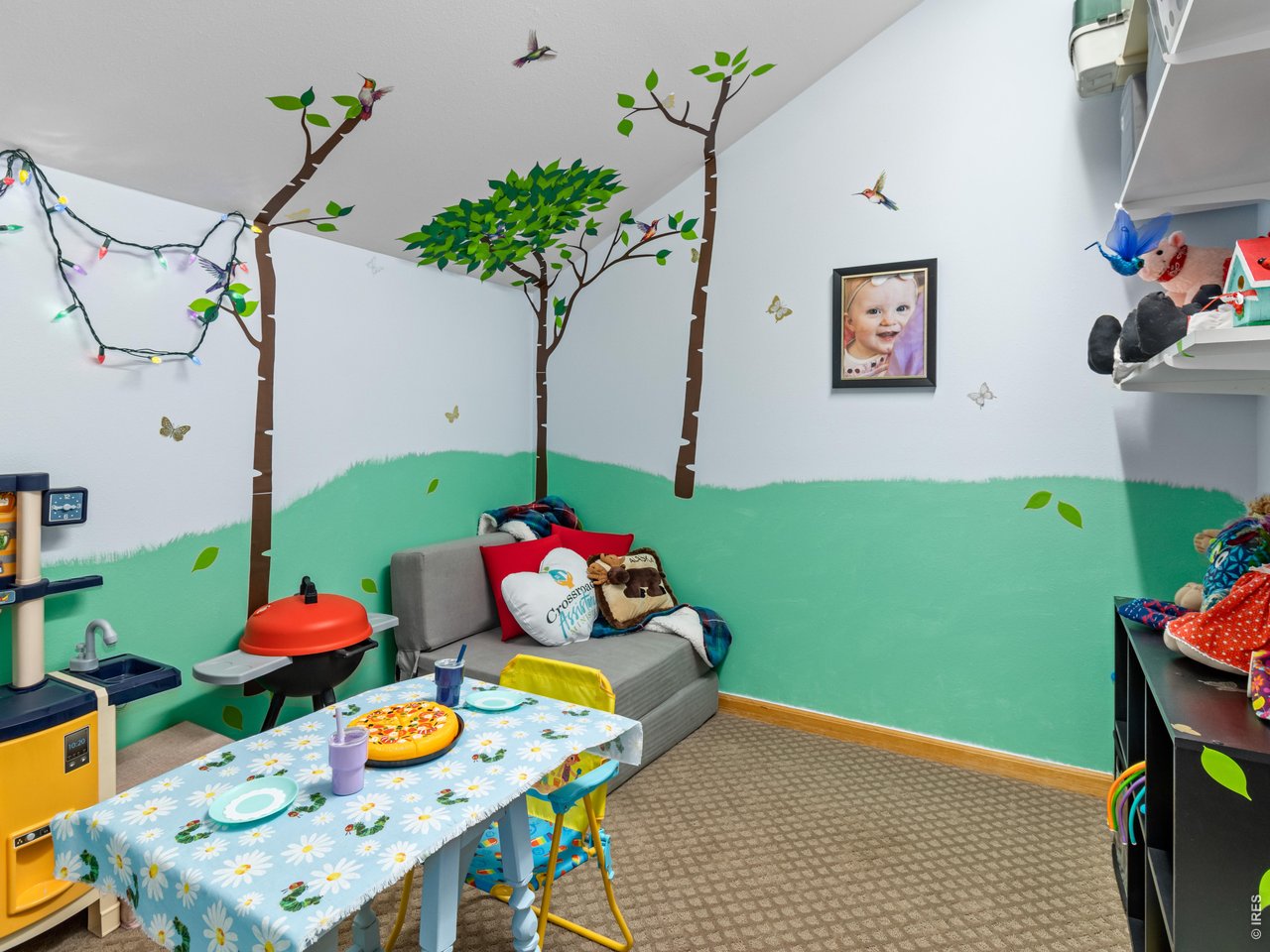 Huge walk in closet/excellent play room