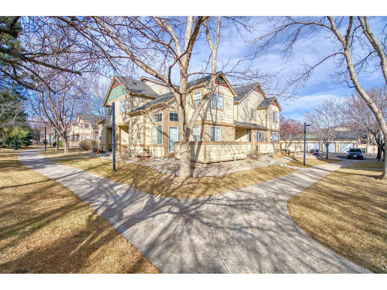 Front exterior /Trail
