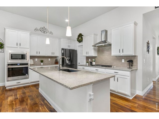 Property Photo 11 Modern kitchen