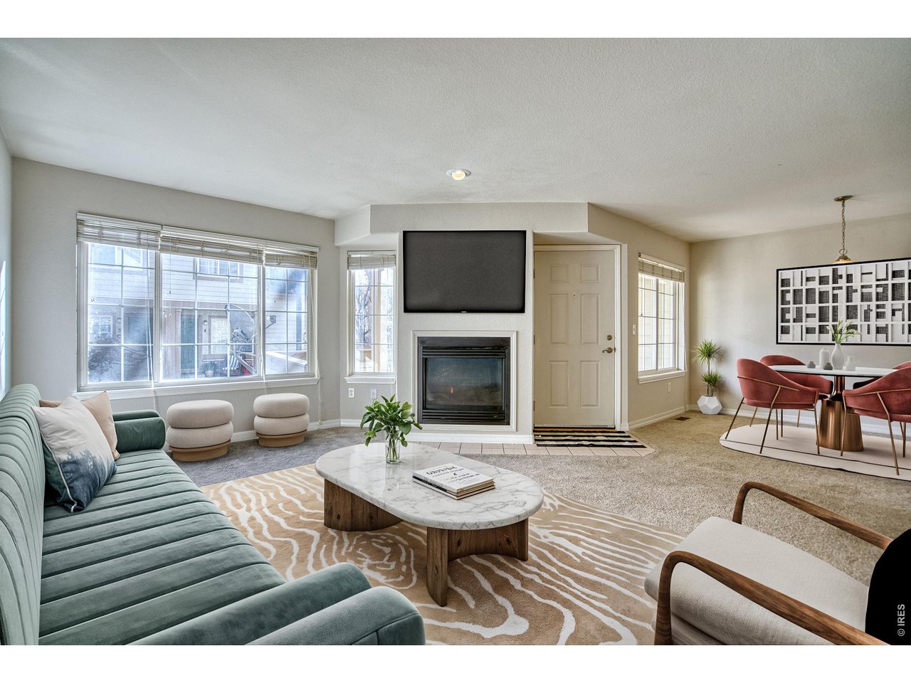 Living room/Dining room/V-staged