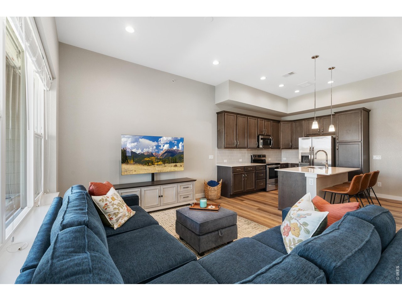 Beautiful kitchen and quartz counter tops.