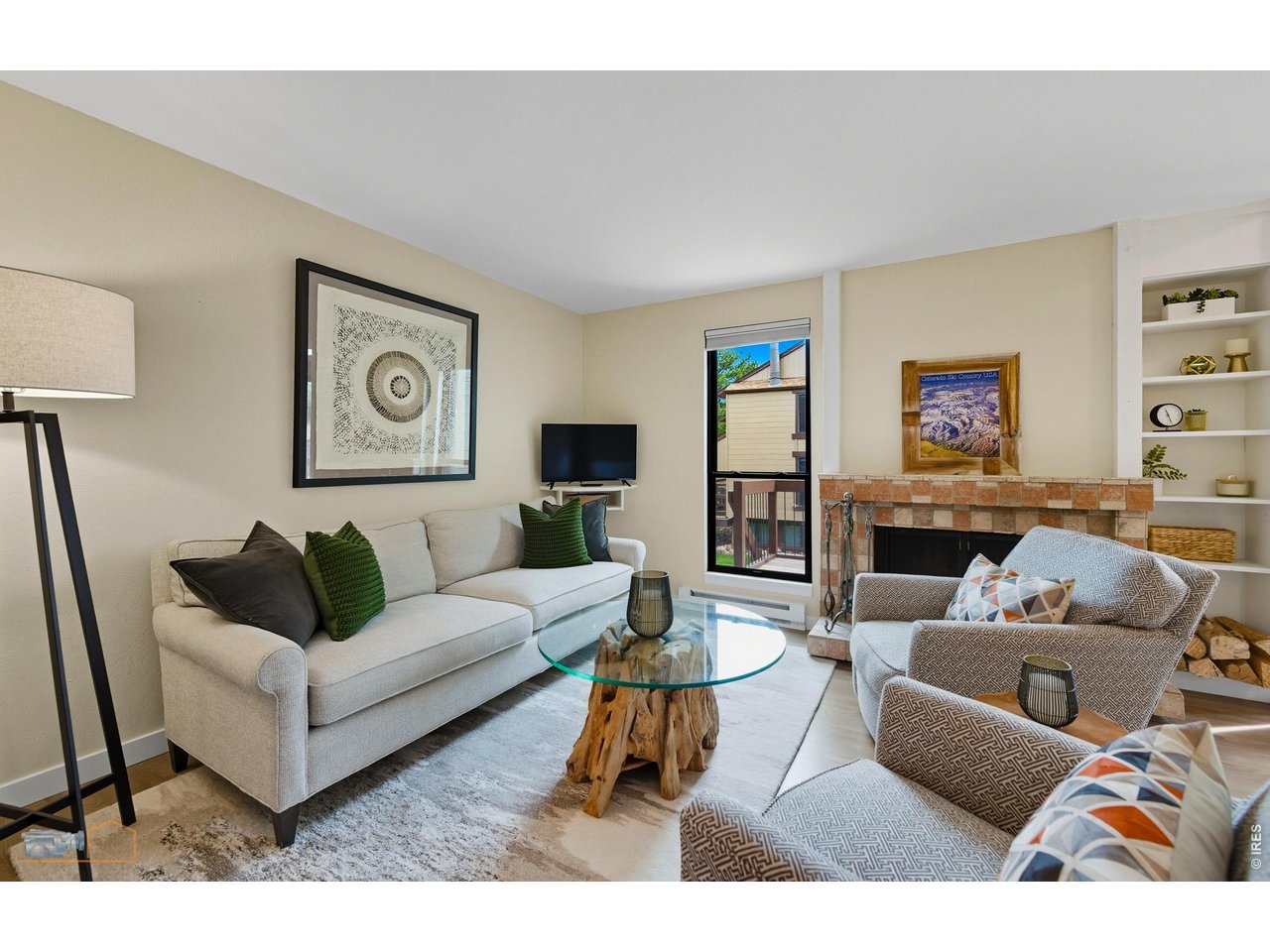 Such a comfortable living room.