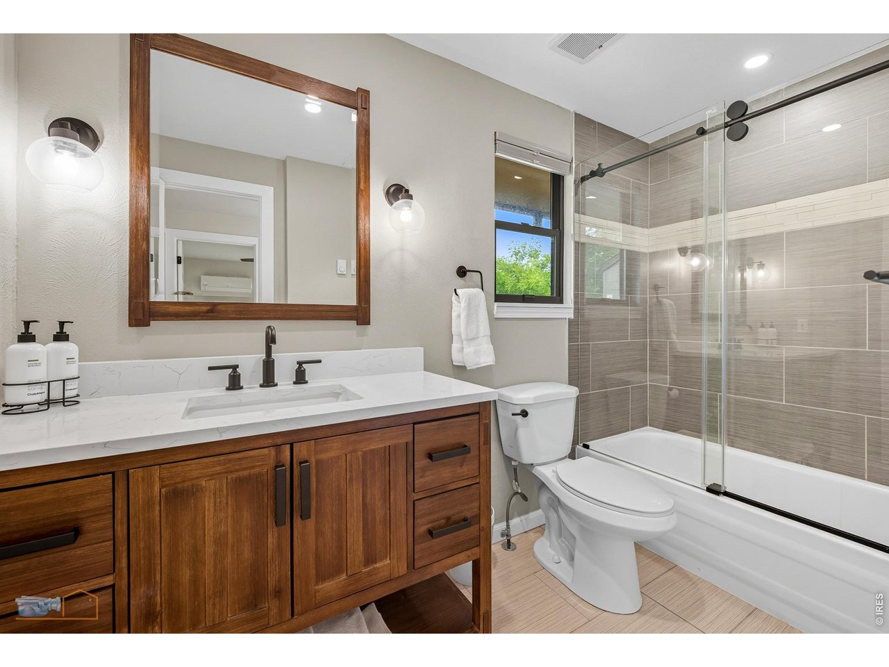 Upstairs, remodeled full bathroom. 