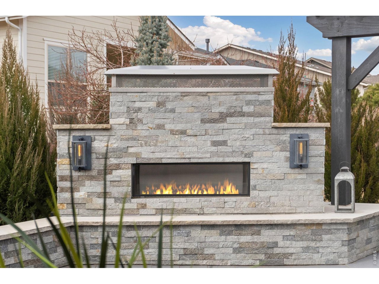 Linear gas fireplace for year-round ambiance