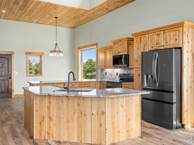 Property Photo 13 Custom cabinetry