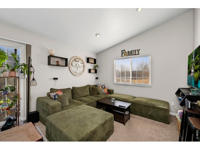 Property Photo 17 Livingroom