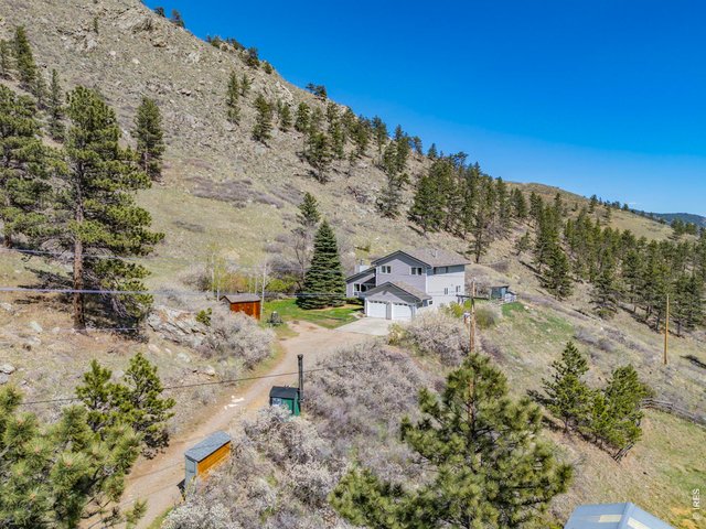 Property Photo 3 Easy access off of paved Buckhorn Road! Enjoy the private drive leading up to the home!