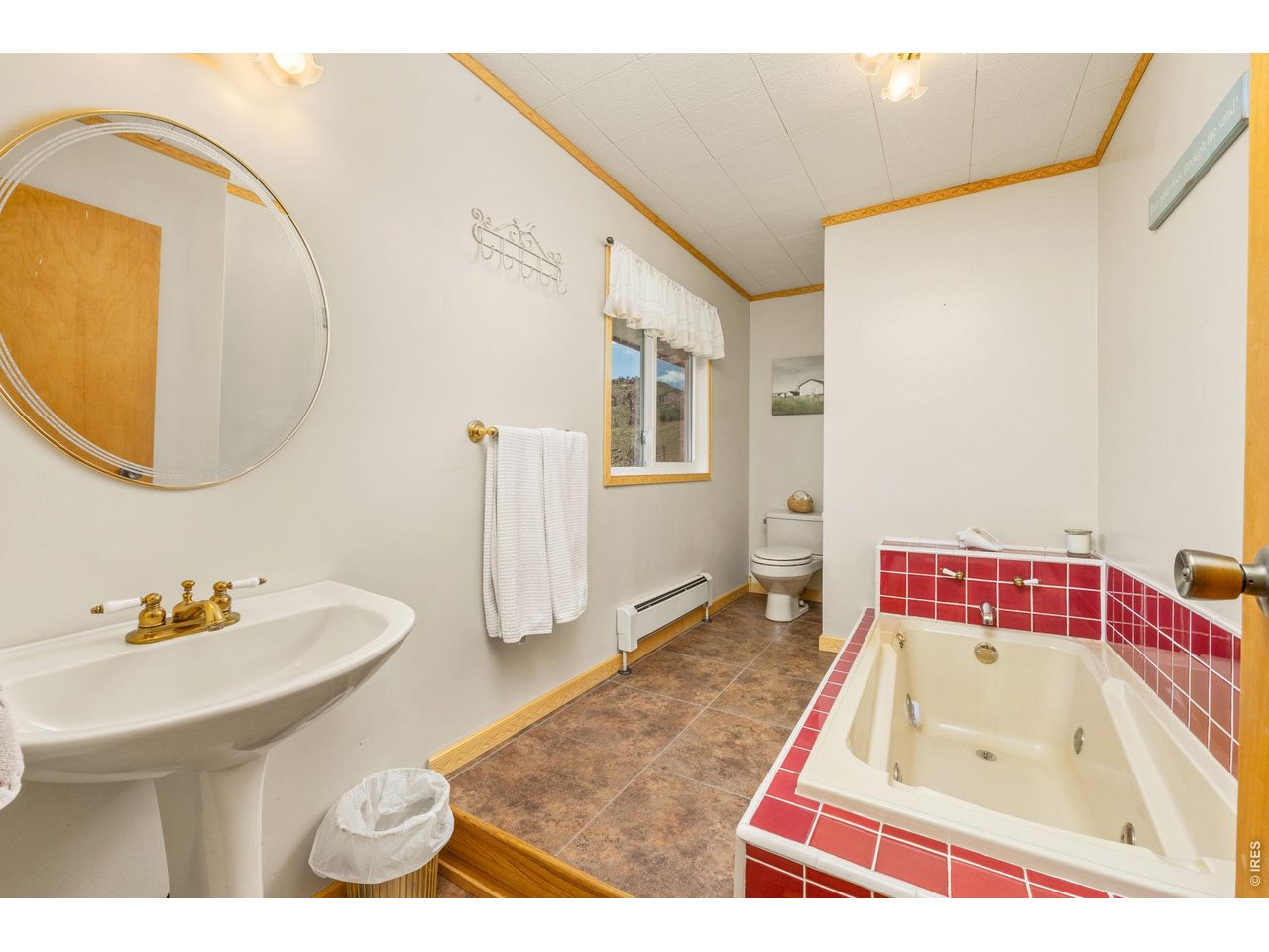 Full primary bathroom