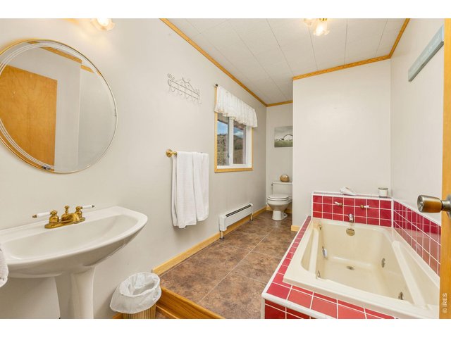Property Photo 23 Full primary bathroom
