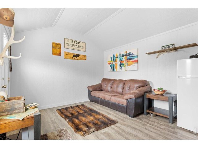 Property Photo 7 Vaulted ceilings 