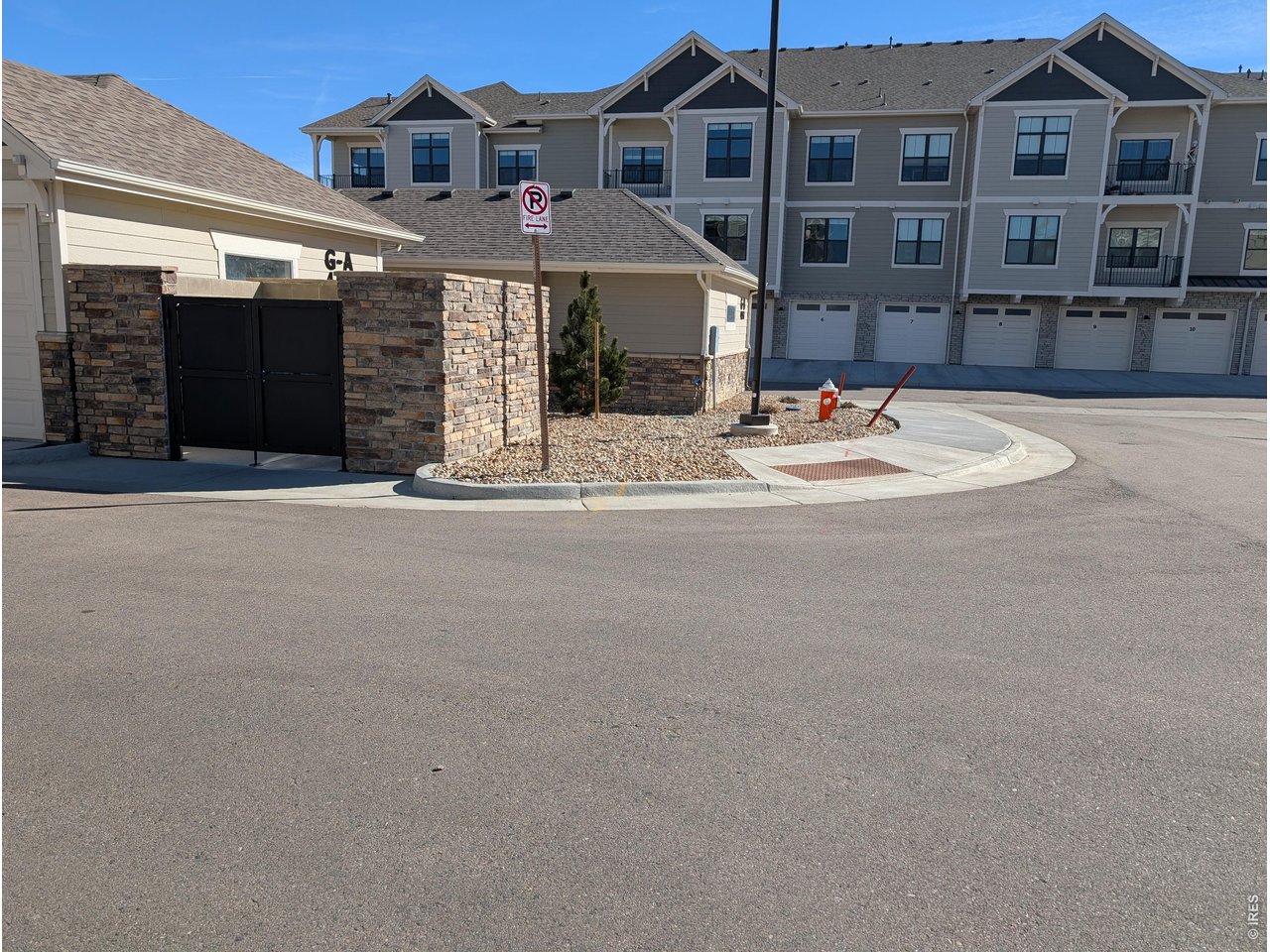 Garage opens to hallway to elevator