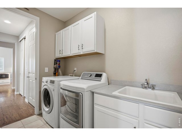 Property Photo 26 Laundry room