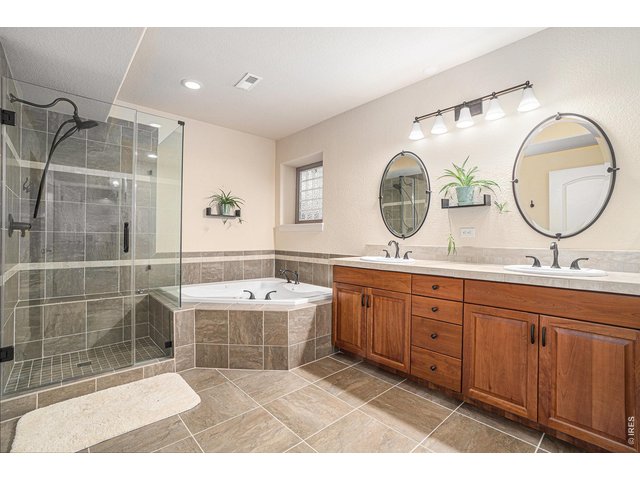 Property Photo 27 5 piece bath with jetted tub