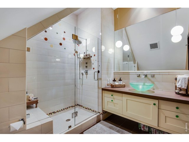 Property Photo 35 Ensuite guest bathroom