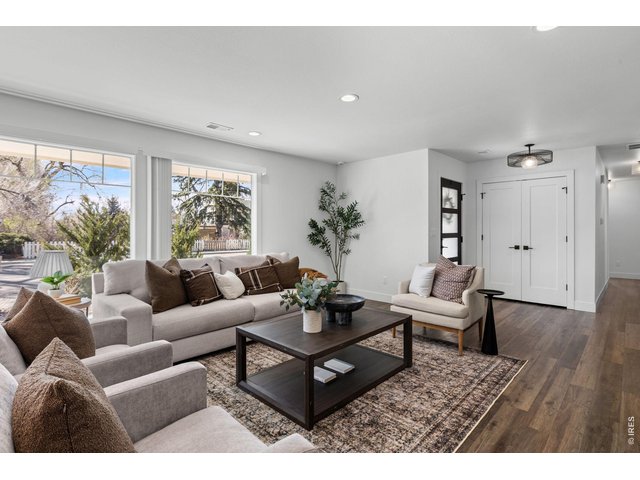 Property Photo 5 Living Room