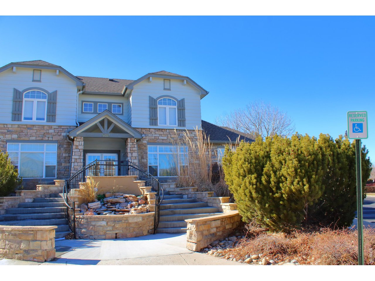Well cared for clubhouse, great place to hose a party or hang out with friends.