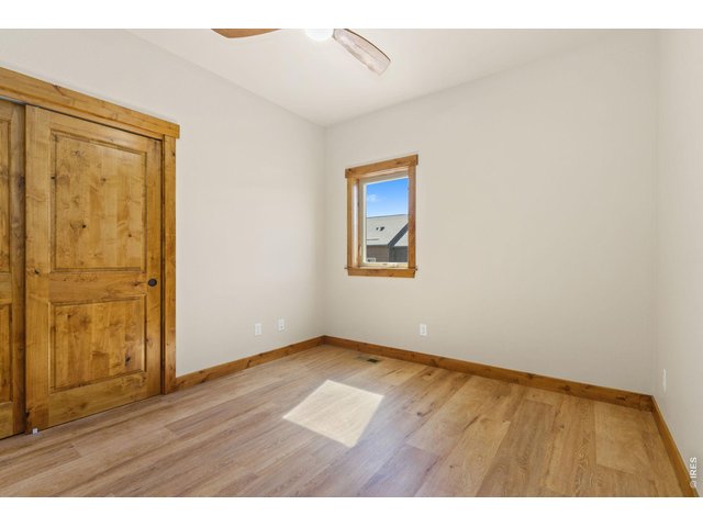 Property Photo 20 Solid wood casings and doors