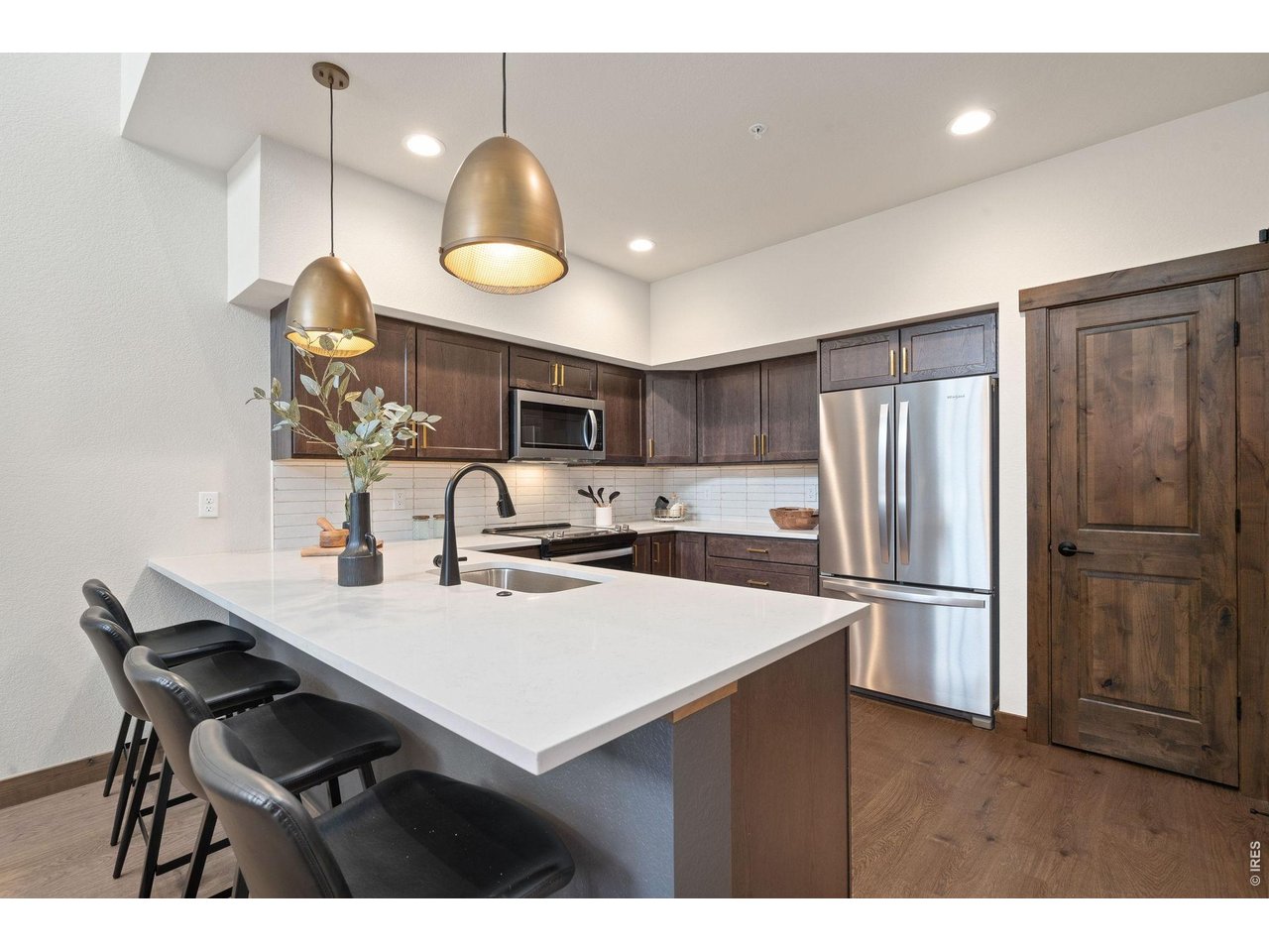 Spacious quartz counter