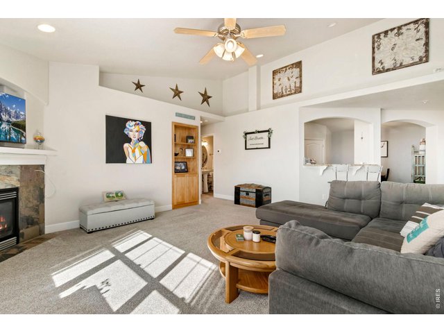 Property Photo 3 Vaulted ceilings