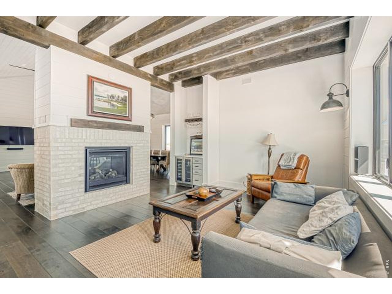 Dual-sided fireplace