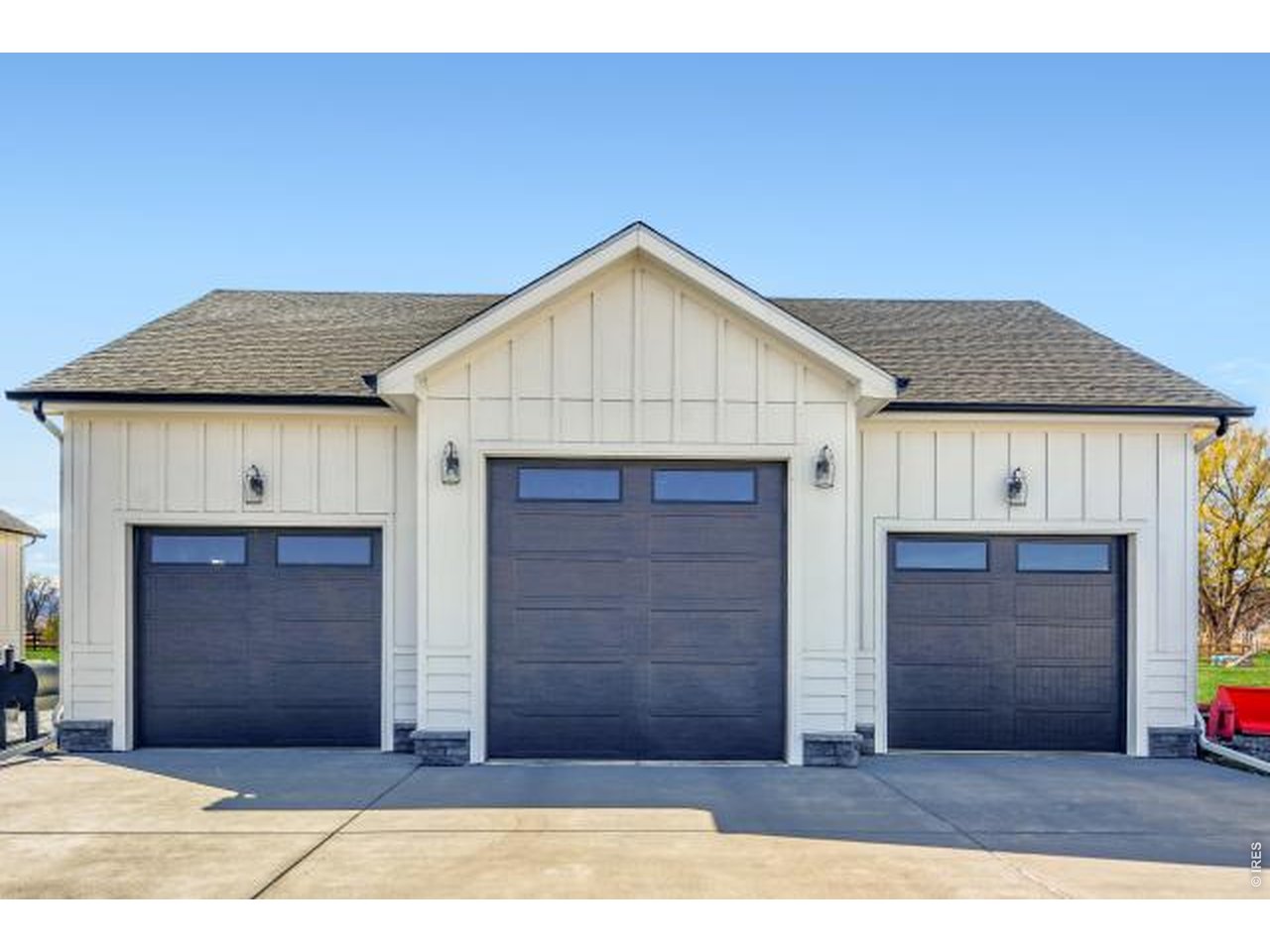 3-car garage with middle passthrough