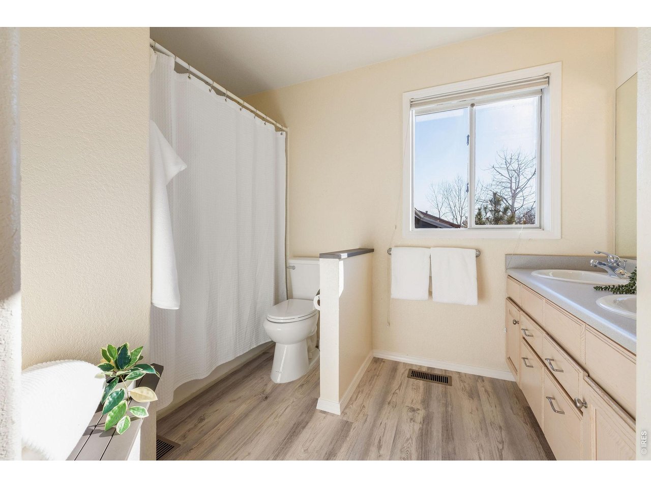 Upper level full guest bathroom. 