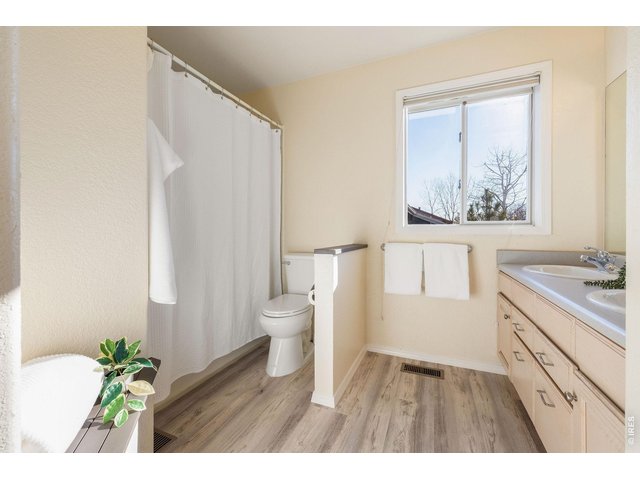 Property Photo 36 Upper level full guest bathroom. 