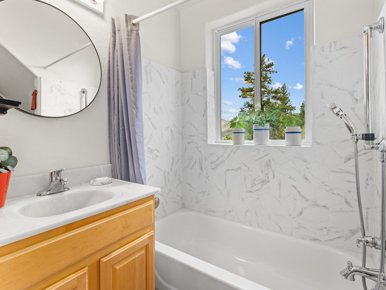 Upper Level Full Bath