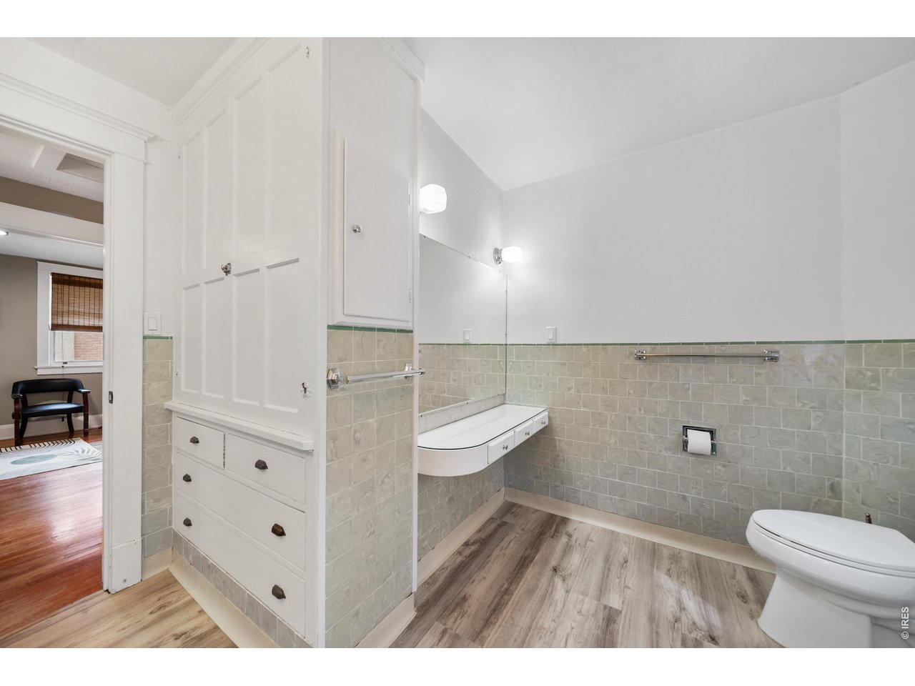 Property Photo 27 Upstairs Bathroom 