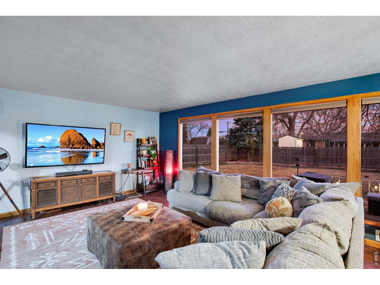 Living Room: Those windows!