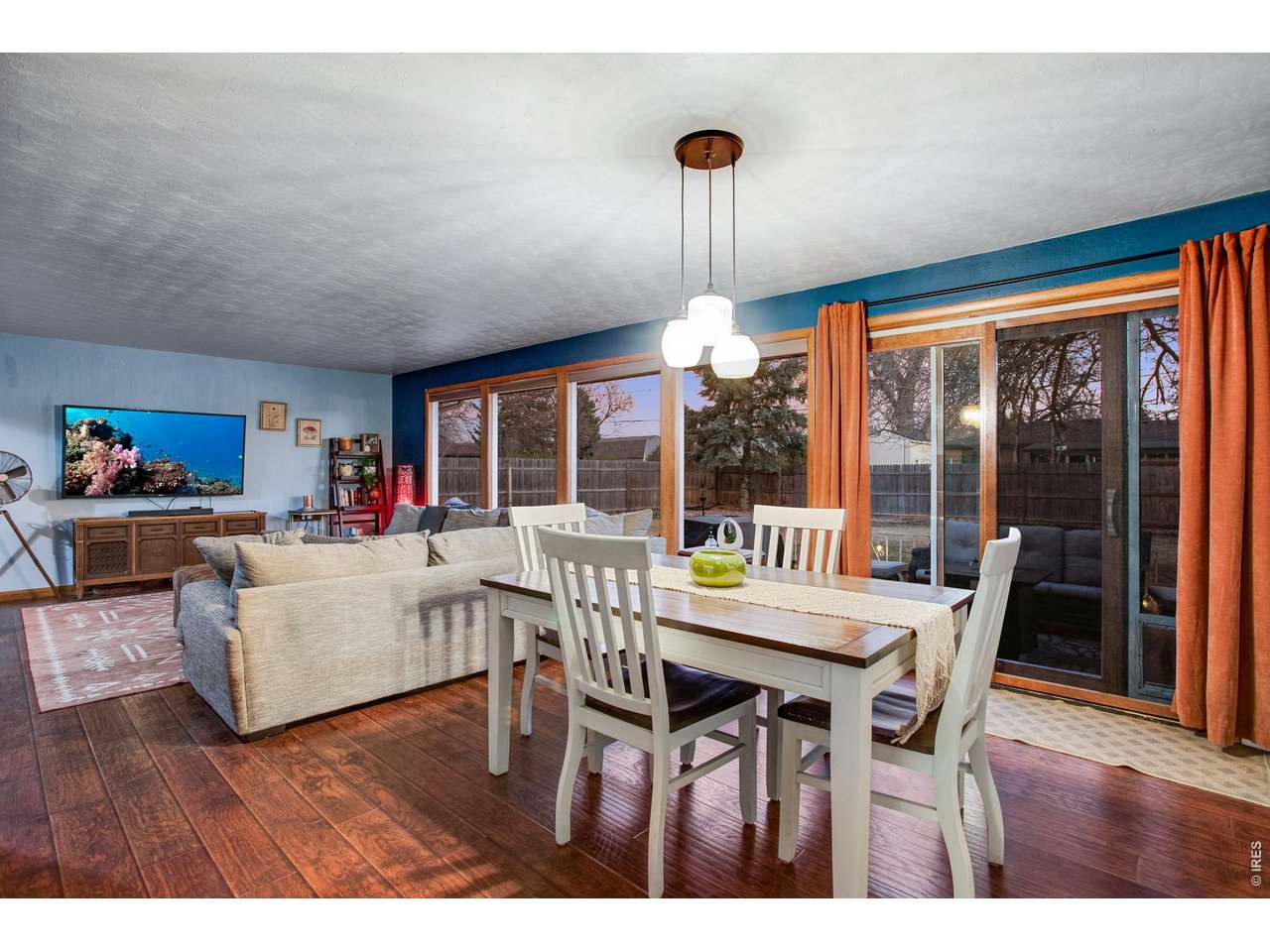 Dining: Enjoy an abundance of warm light while you enjoy a meal.