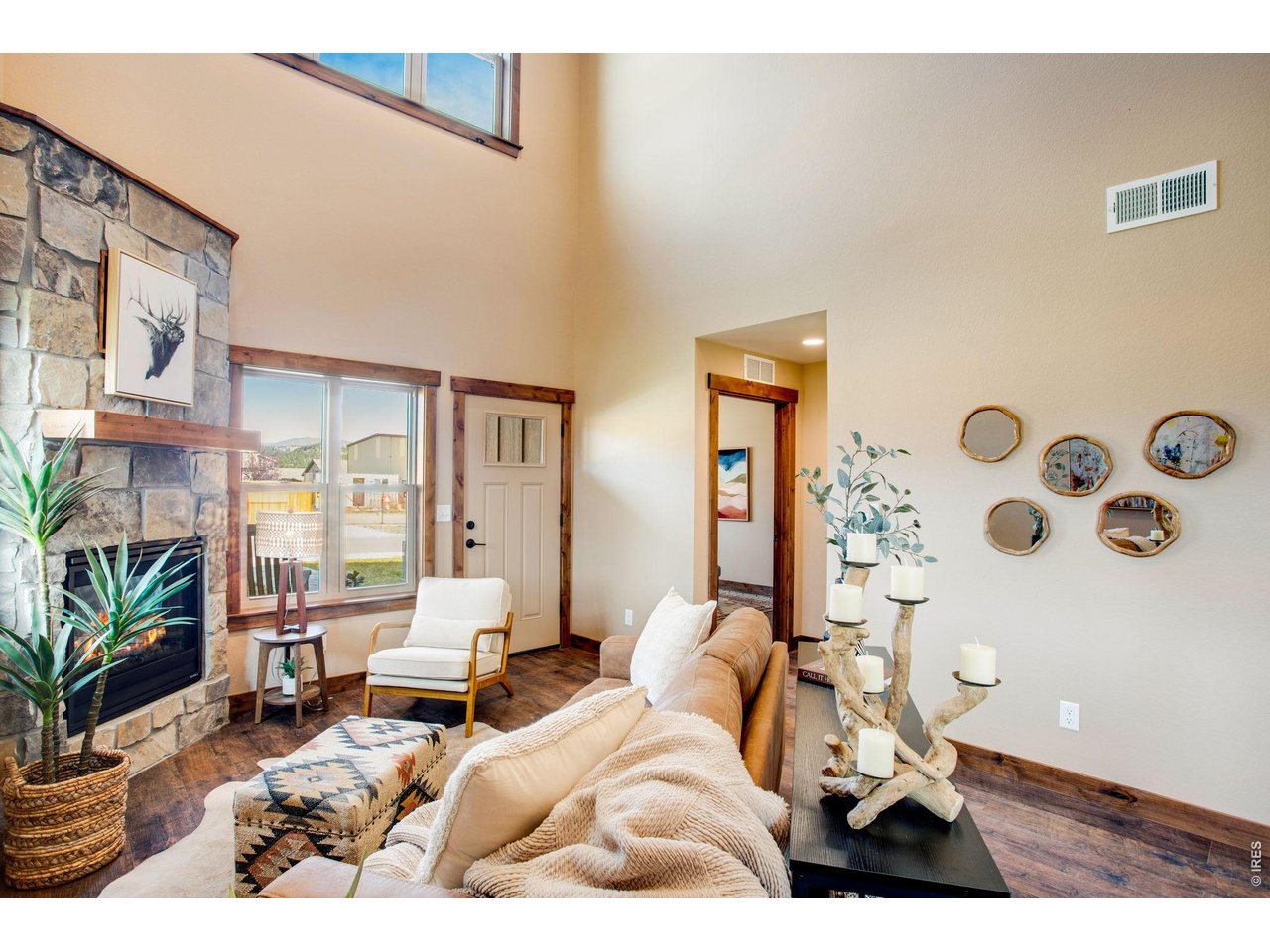 Living room/entry