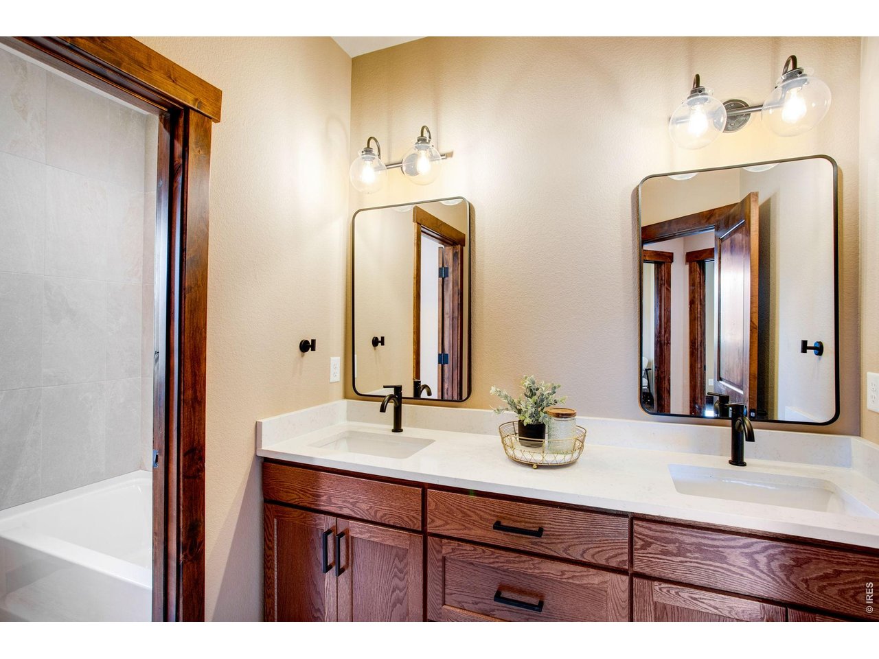 Full guest bathroom upstairs