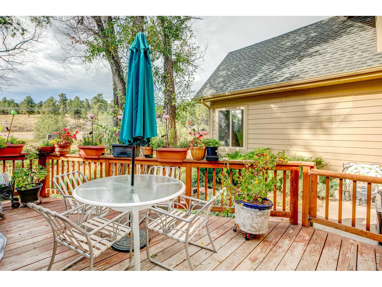 Spacious back deck