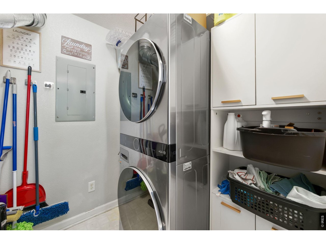 Newer washer/dryer set & shelving/cabinets stay
