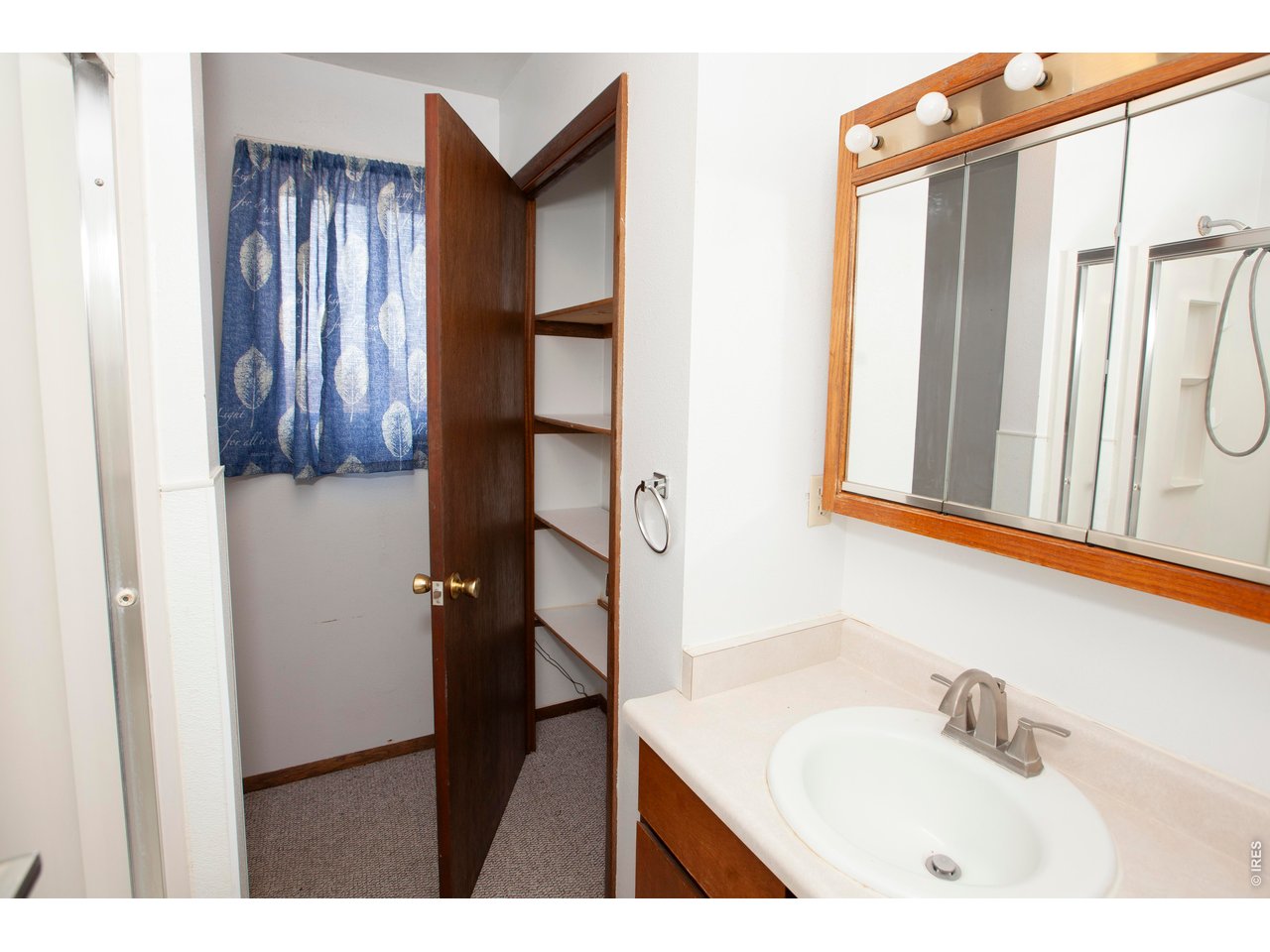 Full Bathroom w/storage