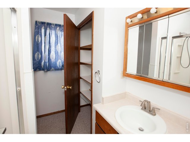 Property Photo 25 Full Bathroom w/storage