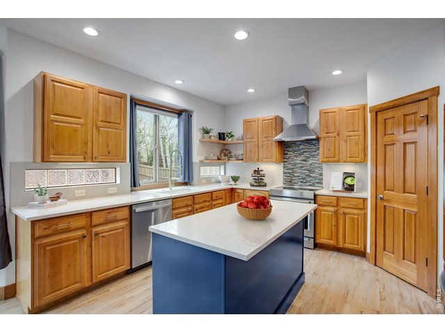 Property Photo 11 Walk-in pantry, plenty of room- pretty hardwoods, bright and airy the perfect kitchen for entertaining!