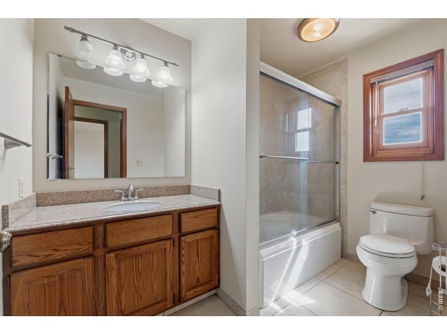 Property Photo 26 Full bathroom on the upper level, conveniently located for bedrooms and guests.