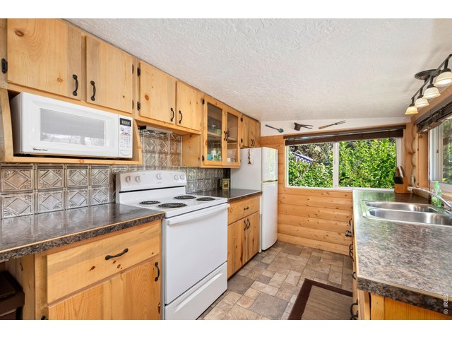 Property Photo 14 Kitchen with all the appliances you need