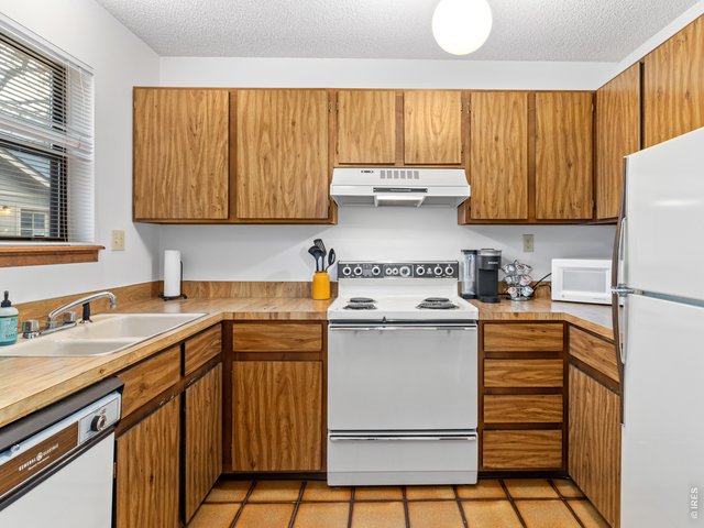 Property Photo 9 kitchen