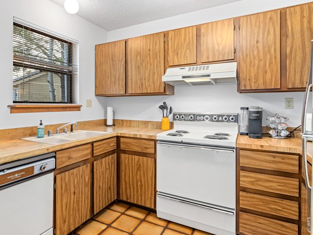 Property Photo 8 Classic kitchen